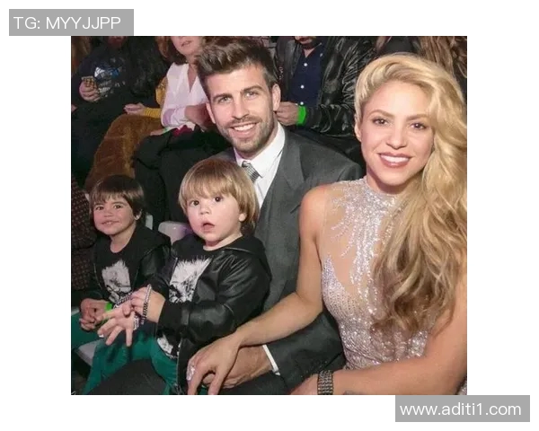 足球明星皮克与妻子共同生活的甜蜜瞬间与家庭幸福故事